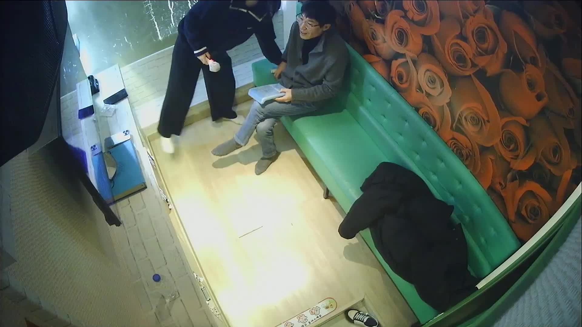 [신작] 중년 남성 세 명의 로맨틱한 만남. 조심스러운 남성이 섹시한 여성 동료와 성관계를 갖습니다. 음란한 대학교수가 여대생을 성폭행하고, 오르가즘을 유도하기 위해 음핵을 강제로 문지릅니다. [한국 노래방 해킹된 IP 카메라] [단독 영상] 썸네일