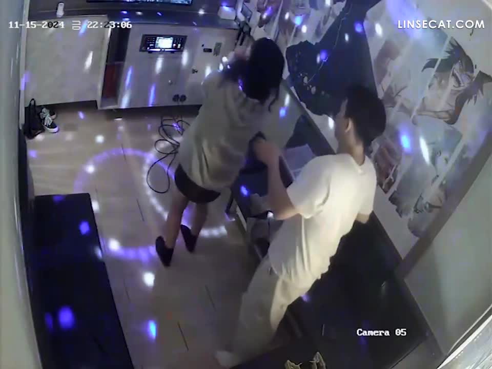 2024년 11월 최신 유출 소식! 해킹된 한국 노래방 IP 카메라_ 남자들은 너무 멍청하다. 그 소녀는 취한 척하며 자신을 때리고 엉덩이를 그의 자지에 문지르도록 요구했습니다. 그는 이것이 성적인 의미인지 이해하지 못했습니다 썸네일