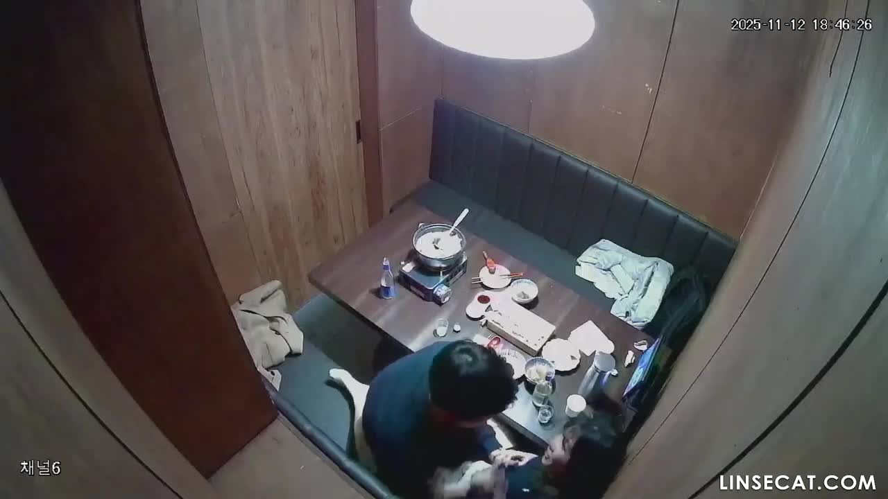 [신작] 11월에 새로 유출된 영상에는 한 남성이 여성 동료를 저녁 식사에 초대하는 모습이 담겨 있습니다. 술을 마신 후, 그는 그녀의 바지 속으로 음핵을 만졌고, 그녀는 실제로 오르가슴을 경험했습니다! 처음에는 저항했지만, 성적 쾌감을 느낀 후 다리를 벌리고 즐겼습니다. [해킹된 한국 IP 카메라] [단독 영상] 썸네일