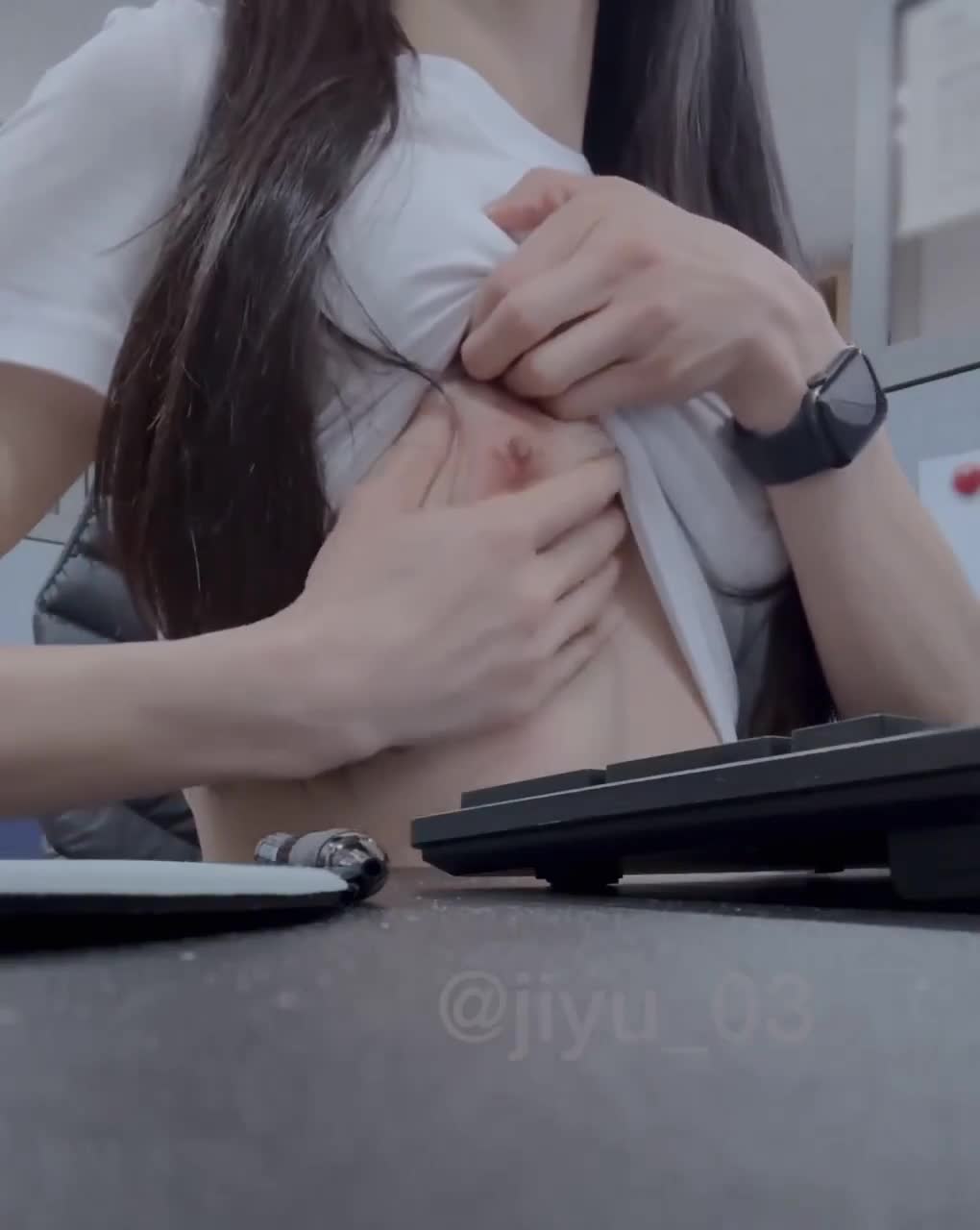 여친이 오늘 사무실에서 일하는 영상을 보냈는데 오피스룩 보니까 딴생각 나네 썸네일