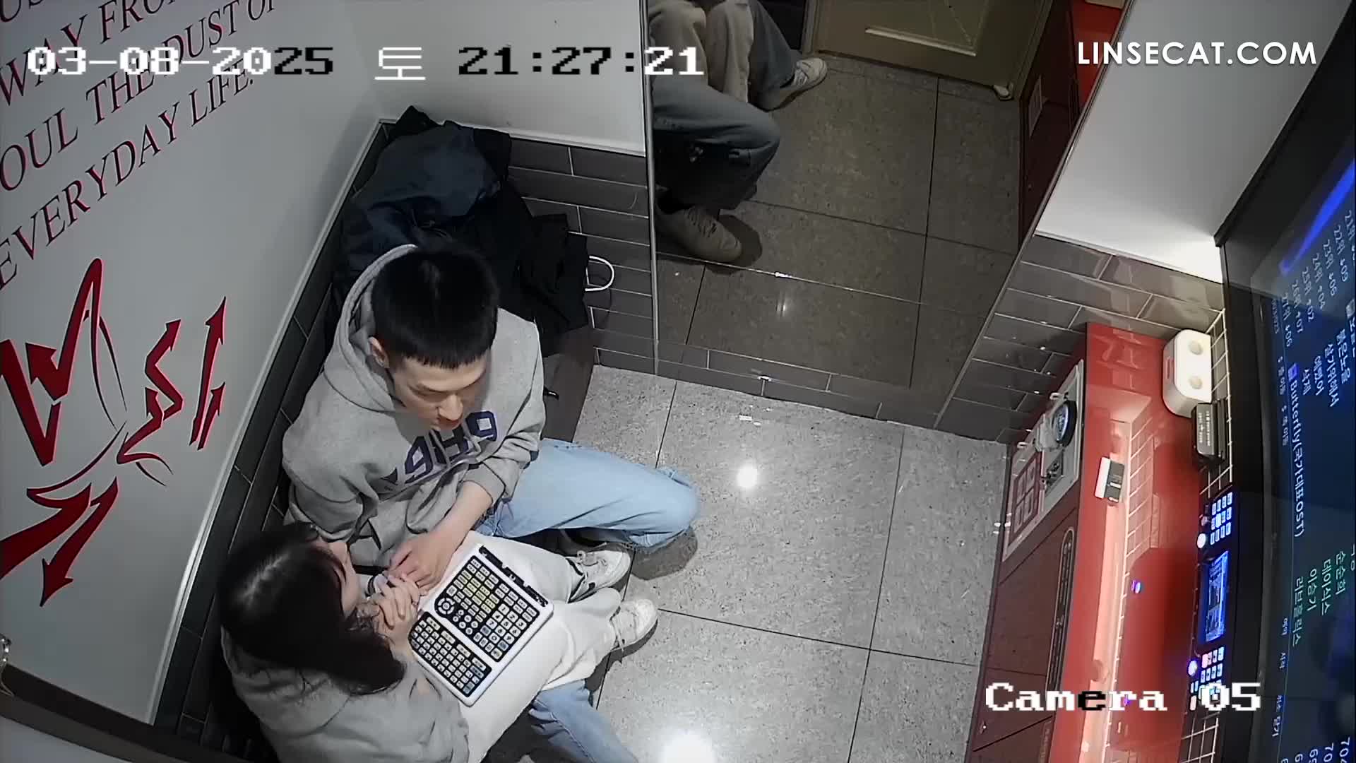 [신작] 군인과 그의 여자친구는 두 번 성관계를 가졌습니다. 2월 1일, 그들은 처음으로 질 내 삽입 성교를 시도했습니다. 성적으로 갈증을 느낀 그들은 하루에 두 번 성관계를 가졌습니다. 정액을 삼킨 후, 그녀는 거의 토할 뻔했습니다. [해킹된 한국 노래방 IP 카메라] [단독 영상] 썸네일