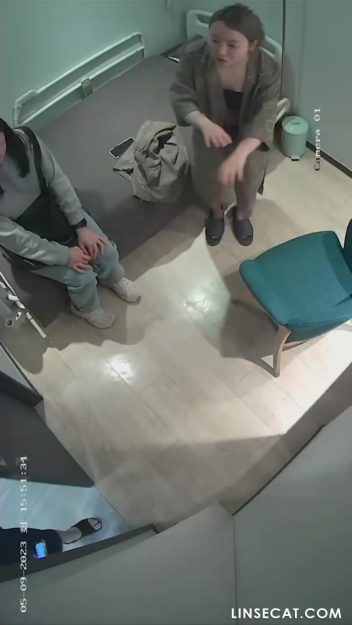 단독 영상! 해킹된 한국 병원 IP카메라_ 한 소녀가 가슴과 엉덩이 확대 수술을 받고 가장 친한 친구에게 함께 가자고 부탁했습니다. 그녀의 가장 친한 친구의 옷은 매우 특별했습니다 썸네일