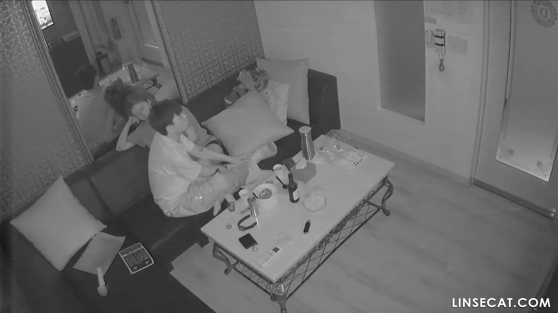 [신작] 젊은 커플이 서로의 성기를 만졌습니다. 여자친구는 그의 크고 두꺼운 성기에 반해 바지 속에 손을 넣기까지 했습니다. [한국 노래방 IP 카메라 해킹] [단독 영상] 썸네일