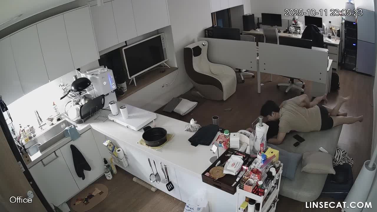 [신작] 사진 스튜디오 사장이 섹시한 여자친구와 성관계를 갖고 있었다. 그는 격렬하게 움직이기 시작했고, 금세 사정했다. 축 늘어진 그의 성기를 만지작거리는 여자친구는 불만족스러운 표정이었다. [해킹당한 한국 가정용 IP 카메라] [단독 영상] 썸네일