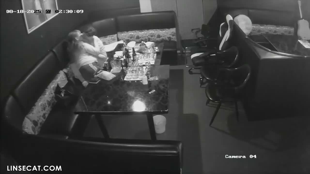 [신작] 여성의 젖꼭지를 어떻게 빨아야 하는지 아시나요_ 아마 잘못하고 계실지도 모릅니다. 한 바 사장이 젖꼭지를 통해 여성에게 강렬한 성적 쾌감을 선사하는 방법을 시연합니다. [해킹된 한국 IP 카메라] [단독 영상] 썸네일